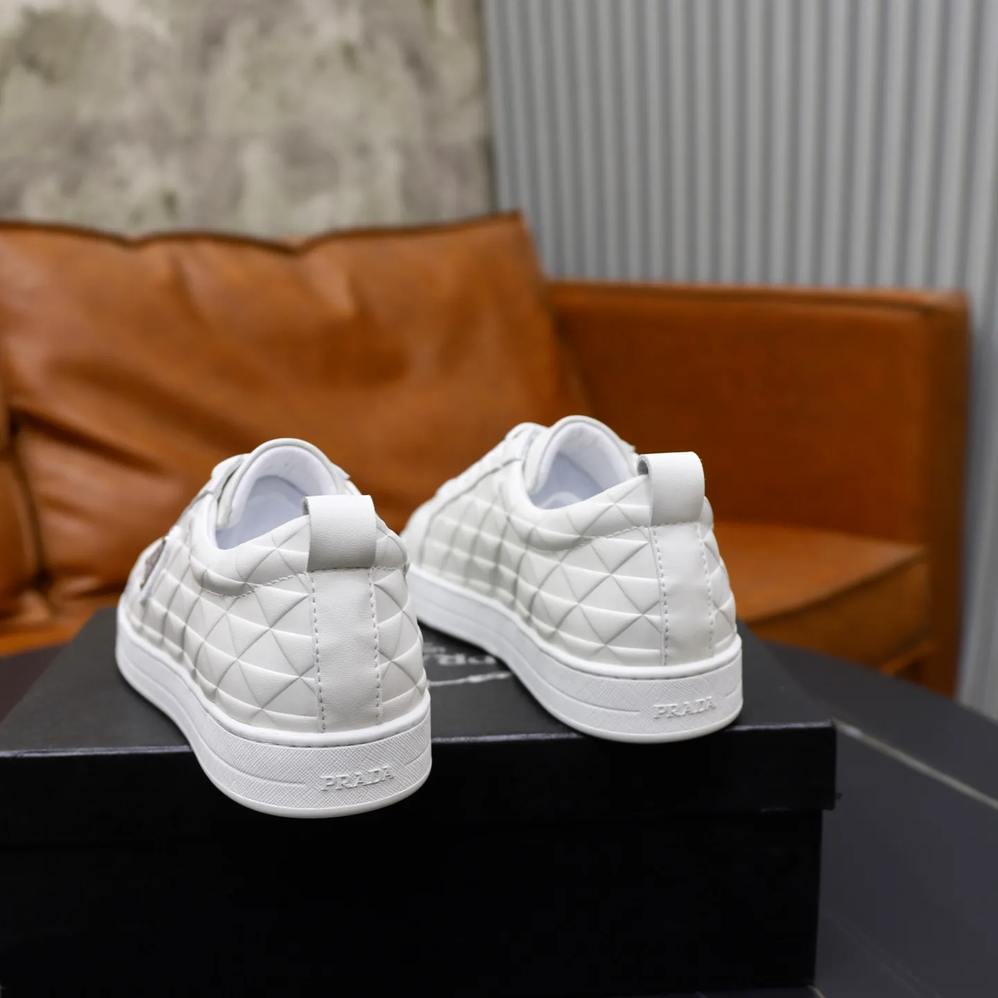 Ex-factory price: 420💰🙅‍♂️🙅‍♂️🙅‍♂️ Brand: PRADA Standard code: 38-44 (45 customized) Grade: Same as the official website Material: Original leather splicing Comfortable and breathable sheepskin lining Original wear-resistant outsole Style category: Men's fashion casual shoes Running sports shoes Distinguished luxury brand elements Top luxury Color: actual picture color